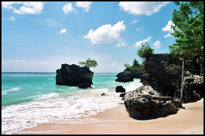 kleiner Strand mit Felsen